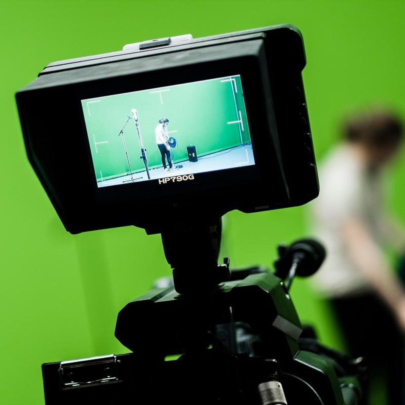 Camera in front of green screen